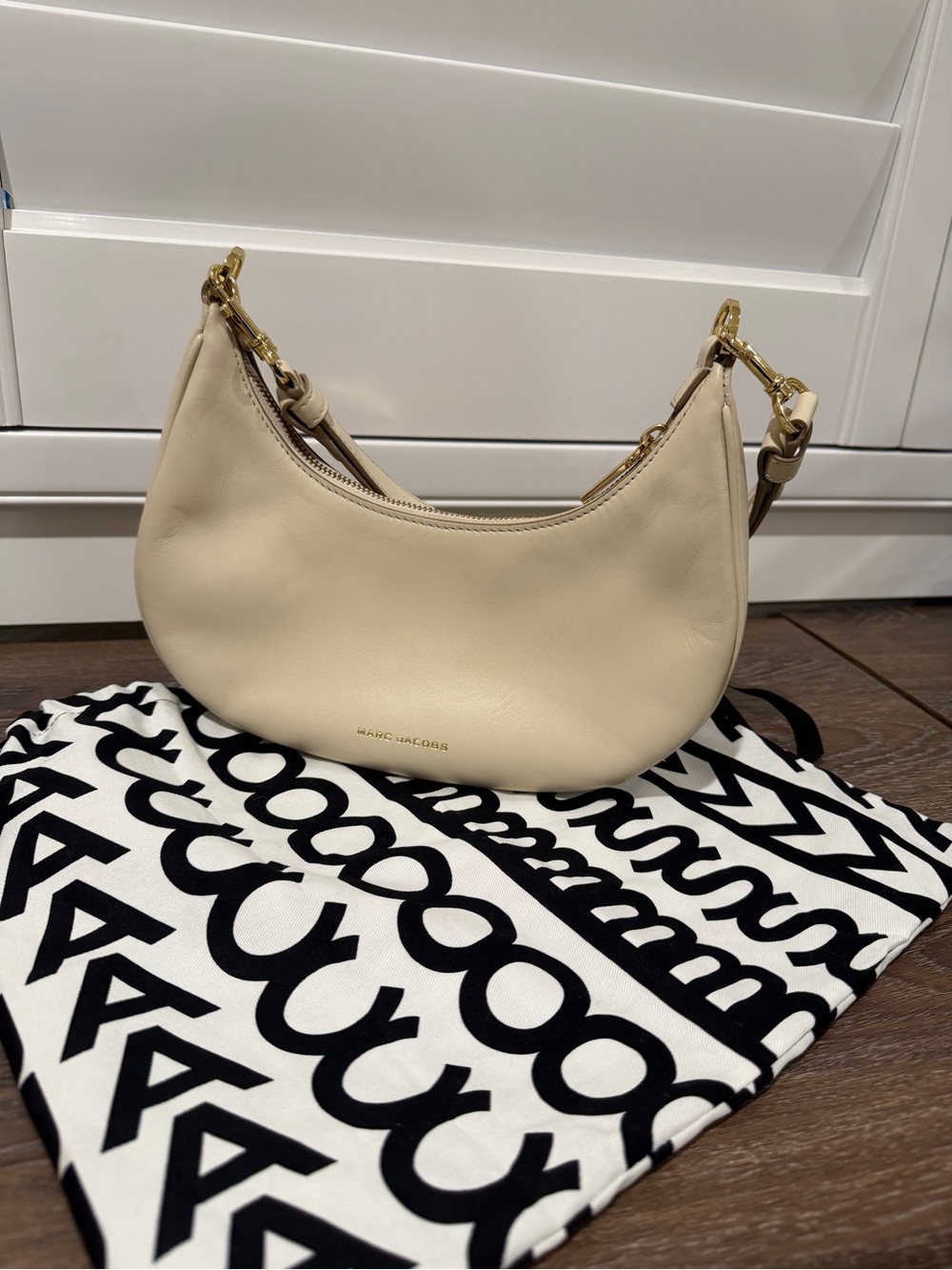 Marc Jacobs Cream Leather Hobo Shoulder Bag with Gold Hardware - Picture 2 of 4